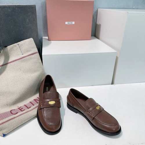 高品质出厂430！顶级品质！代购级别！ Miumiu缪缪25春夏走秀新品招财钱币复古擦色乐福鞋 经典不过时！ 越看越上头的乐福鞋，配上袜子也是妥妥的学院风，非常