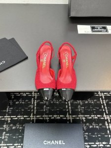 chane+L 经典Slingback 小香后空凉鞋 就像Coco香奈儿女士说的：流行稍纵即逝，但风格永存！这双后空鞋就是香家经典中的经典！双色搭配，简约精致，