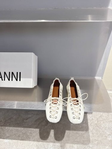 ganni 小众潮牌25Ss春夏新款系带芭蕾舞鞋 对Gann的德比鞋一见钟情 念念不忘必有回响 出了经典黑白色又出了这个红色 鞋底比较薄 后脚那里做了褶皱弹力处