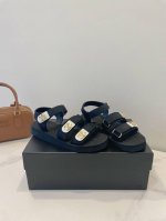 Chanel 香奈儿 25C 夏日时尚单品！夸张双C扣饰设计太美啦 超轻环保材质，整体造型松弛又时髦，轻松拿捏街头时尚感。 鞋面：环保小羊皮+罗纹织带 内里：小