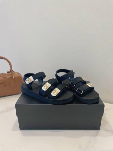 Chanel 香奈儿 25C 夏日时尚单品！夸张双C扣饰设计太美啦 超轻环保材质，整体造型松弛又时髦，轻松拿捏街头时尚感。 鞋面：环保小羊皮+罗纹织带 内里：小