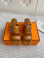 Hermes爱马仕kute系列粗跟凉拖鞋顶级品质小牛皮高跟凉鞋，搭配标志性Glenan鞋扣。航海风格，打造都市优雅造型。进口小牛皮 羊京 羊皮内里跟高：6cm进
