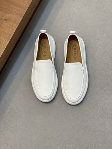Tod's托德斯皮面运动鞋 本款运动鞋以进口牛皮面制成，一脚蹬设计，方便穿脱，超轻鞋底，牛皮内里，牛皮鞋垫，轻松点亮日常造型。 码数：39-44 45定做
