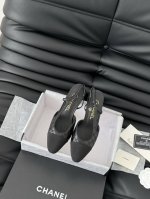 Chanel 经典Slingback后空凉鞋 前几年一直在做这个款 今年我们还是重新购版，再次精细Copy。 发现新版面的鞋面线条和形体舒适度都做了微调！ 这个