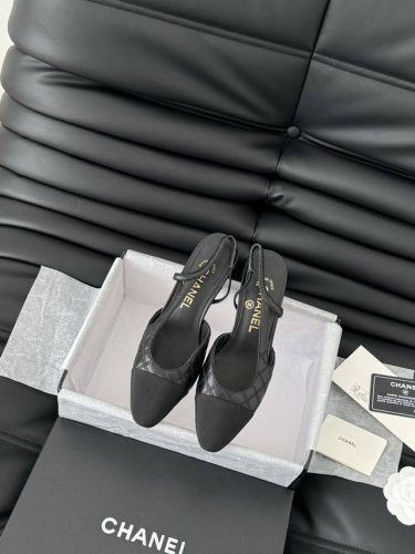 Chanel 经典Slingback后空凉鞋 前几年一直在做这个款 今年我们还是重新购版，再次精细Copy。 发现新版面的鞋面线条和形体舒适度都做了微调！ 这个