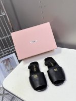 Miu Miu 缪缪米兰走秀款春夏最新拖鞋 “邋遢”来自Miu Miu系列的细节特写“邋遢”，就是随性而为的时髦态度,洗涤、磨损、与皮革的印记，夸张地表达时光的