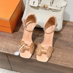 10.5Cm组图 出厂价p Hermes 爱马仕 Joy 40高跟凉鞋 时尚又百搭 搭配H鞋头 超级舒服 每个细节都做到极致 搭配同色调标志性纯鞋扣 设计简约流