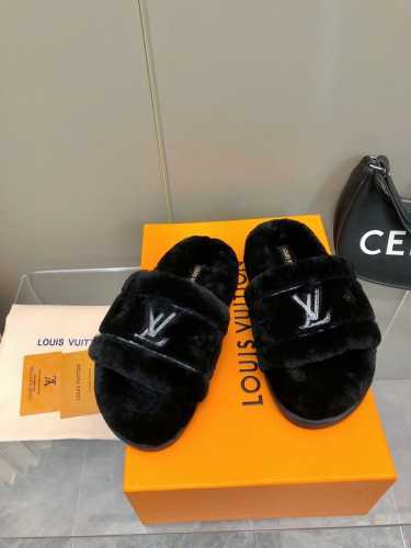 LV 2024新款秋冬毛绒拖鞋超级可爱 这一季的又让我重新爱了它一次！这季节美鞋太多这款毛拖真的是让我无法自拔真太可爱了～ 毛茸茸的羊毛是选用欧洲进口A级羊羔毛