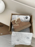 UGG . 3cm厚底 编织毛线雪地靴 看多了经典款 来一双毛线编织 3cm增高厚底 完美修饰腿型 简单大方的款式 上脚百搭又可爱 Size：35 40