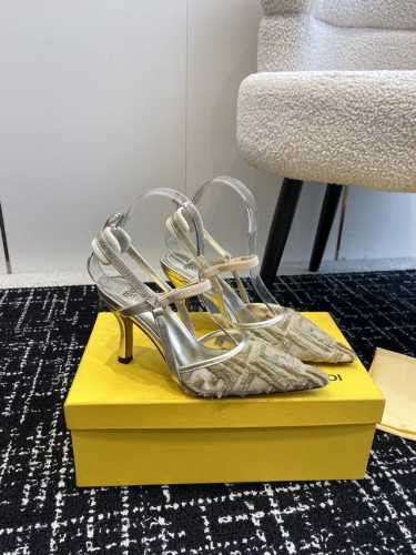 代购级 Fendi 24ss走秀主推系列，新品上线，芬具桌脚设计灵感改创于今年秀场的主推系列鞋履。当季新品，众所周知，鞋子永远设计为高级感满满的，高端大气上档次