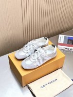 顶级版本 lv Sneakerina运动鞋 巧妙融合了运动鞋与现代芭蕾平底鞋这两种碰撞元素 兼具功能性与时尚感 Lv Sneakerina以流畅线条 定义轻盈与