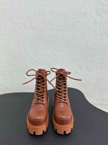 男款20AlexanderMcQueen 2024SKP首发，全鞋身纳帕皮革柔软且轻盈工业风锯齿状橡胶大底 鞋底高度 4.5，鞋内隐藏3cm，自带buff增高7