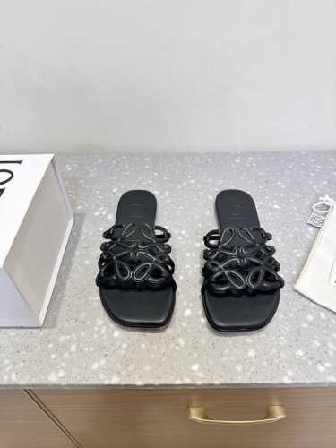 loewe 罗意威 25Ss春夏新品 镂空 拖鞋 疯狂种草简约设计感觉更干净优雅 让你念念不忘 颜色也很耐看漂亮，上脚瞬间气质十足气场，简直无敌帅气有型 鞋面：