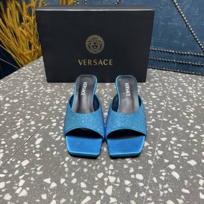 Versace范思哲 专柜新款，金属三角跟系列鞋面：真丝+钻内里垫脚：羊皮跟高：5.5cm鞋底：真皮大底码数：35-42码 42定制不退换 ⑥价格：