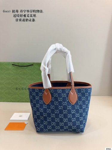 Gucci Ophidia 购物袋. 大容量 度假旅行必备 时尚达人必备单品之一 实物绝对惊艳到你尺寸：22*17*21Cm