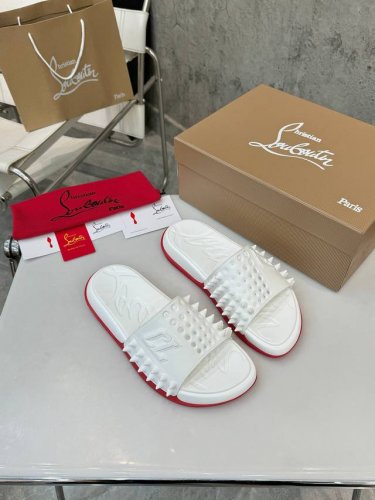 顶级版本 代购级重磅推出 Christian Louboutin男款拖鞋。鞋底带有Louboutin签名，其鞋面上的孔 鞋钉 CL标志使外观更加完美。鞋面开模有