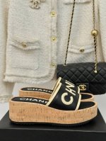 厂价 Chane*｜小香24P春夏新品 厚底字母拖鞋 这季的凉拖实在太太好看了 轻盈又增高 真是小个子的福音 日常随心混搭任何服饰～ 搭配中筒袜 配裙子 裤子
