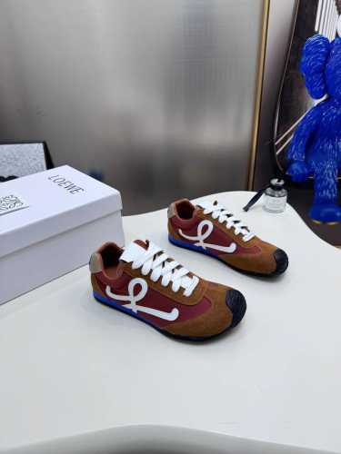 出厂： ，扣子配件+15 Loewe罗意威二代Ballet Runner升级2.0给足界一些震撼，2025早春Ballet Runner 2.0芭蕾运动鞋阿甘鞋