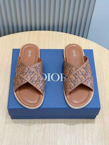 Dior Alias男士真皮拖鞋 这款 Alias 凉鞋夏季新品，彰显休闲高雅的风范。采用粒面牛皮革、Oblique印花面料精心制作，牛皮内里！交叉带设计。 进
