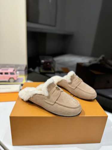 顶级版本 路易威登lv louis vuott on fw24 new arrival～秋冬最新款毛毛拖鞋～ 这双毛拖也是好好看！皮质的就是非常高级呀！！搭配