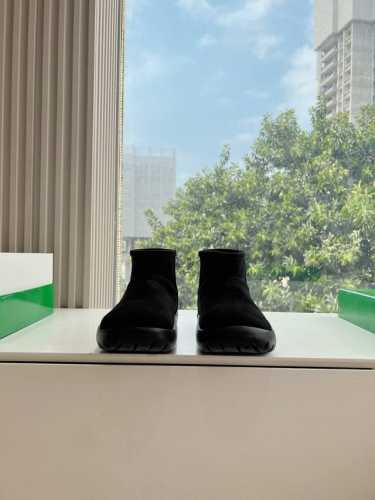 出厂 顶级版本 G021Bottega veneta*秋冬系列24s 圆头雪地靴秋冬系列持续上新中！24s最新款圆头雪地靴！bv出品真的是简单实用！非常厚实的毛