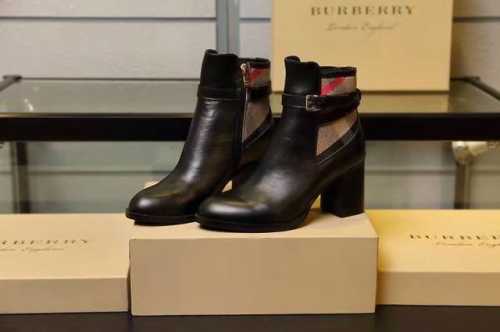 巴宝莉 BURBERRY 马术灵感及踝靴，精选平滑皮革材质，搭配品牌 House 格纹裁片。 鞋面：牛皮，内衬：100%羊皮 靴底：橡胶，套穿式设计；扣环调节