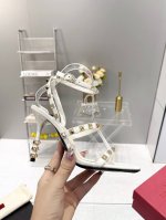 Valentino专柜新品给大家推荐一款 网红街拍都爱搭配的腔调单品哦~ 跟着时尚达人的步伐来走准没错！搭配上简单或时尚款的衣服穿，鞋面镂空设计搭配V家经典铆钉