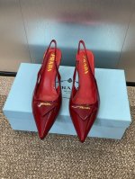 rada 2025 春夏走秀新款高跟尖头后空女鞋 普拉达标志性字母Logo三角标徽章扣果冻色细跟拼色凉鞋 材质:鞋面进口牛漆皮+水染羊皮内里+意大利真皮大底 跟