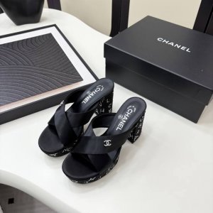 chane* ｜小香25新品 绝美T子带粗跟水钻凉拖 又是被种草的凉鞋系列 粗跟真的绝 逛街 晚会必备单品 鞋面采用定制小羊皮 内里垫脚为羊皮 意大利进口真皮大