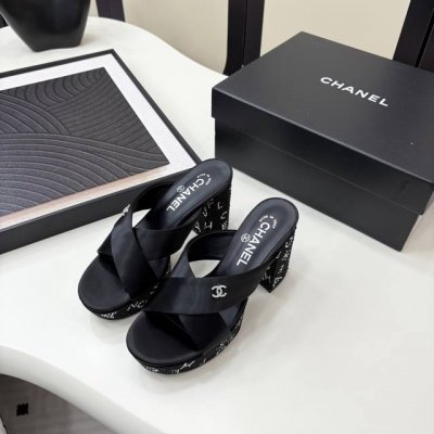 chane* ｜小香25新品 绝美T子带粗跟水钻凉拖 又是被种草的凉鞋系列 粗跟真的绝 逛街 晚会必备单品 鞋面采用定制小羊皮 内里垫脚为羊皮 意大利进口真皮大