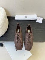 toteme 25春夏新款系带小方头帆布平底乐福鞋！ 这次的新款真的是简约又透入着高级 铆钉加绑带的设计前卫又时髦 小众有品味 平底简直舒适绝了。穿上它毫不费力