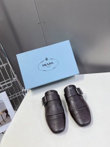 半拖 单鞋 男装10 Prada普拉达春夏走秀款复古流苏情侣款半拖单鞋 走秀款 复古感时髦满满 随意百搭 时尚休闲 独到味道 人人都爱也轻松驾驭 每年都会爆.足