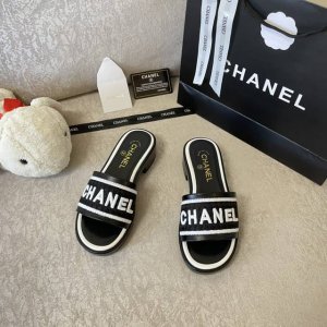 橙子出厂价P P120 Chanel 香奈儿春夏新款 刺绣粗跟拖鞋 厚底凉拖 这款蜜儿拖真的靠抢，专柜断货王，超V首批拿到，现在专柜很难买到，各大博主也强烈推荐