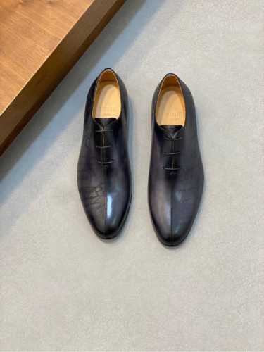 Berluti 布鲁提高端真皮大底正装皮鞋，采用进口牛皮鞋面 柔软有型，手工改色工艺，低调奢华气质，舒适透气版型，小牛皮真皮垫脚 进口真皮大底，彰显不凡态度 全