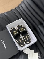 Chanel 新款双c柳丁拖鞋！ 这一季的蜜儿拖上脚太好看了 上脚巨显细长 灰常滴高级！ 鞋面羊皮 内里羊皮 真皮大底 Size:35-39 其他码数定做