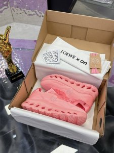 工厂p价p： 最新运动鞋 全套包装舒适度百分百 时尚又运动 众多明星同款 时尚界的一款联名爆款爆动时尚圈 Loewe X On昂跑Cloudtilt 罗意威 联