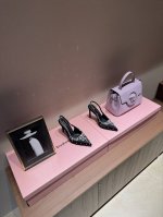 2025开春 新款首发美得挪不开眼2025专柜同步春夏新款Gucci 25S春夏新品水钻糖果色 后带凉鞋高跟G家在体现高级感这块 总让人大写的服气看起来蛮简单的