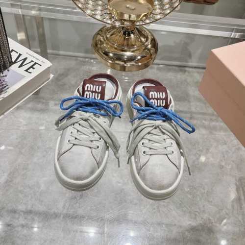 出厂330Miu Miu 秋冬新款的休闲运动小白鞋和半拖，真的美炸啦！全新鞋带，清新甜美_ 运动小白鞋，简约而不简单。经典的白色，超级百搭，无论是搭配牛仔裤还是