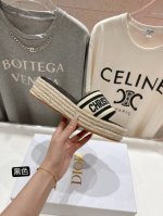 最新款坡跟拖鞋 原版開發 顶级品质. 各路时尚博主刷爆小红书~超时髦又充满高级感的单品 轻松打造造高端Look 材料原版3D刺绣鞋面 内里 垫脚混种羊皮 原版麻