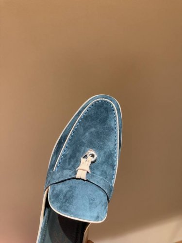 Loro piana 诺悠翩雅代购级平底拖鞋。这款绒面拖鞋搭配饰有Loro piana My Charms 吊坠的饰带，并饰以同色缝线。精致柔美，适合搭配都市和