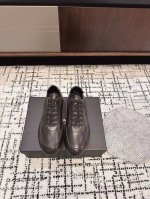 代购级 prada 普拉达新款德训鞋 鞋面麂皮有肌理感，内里羊皮包裹，软软糯糯的 鞋垫加厚小羊皮，踩上去无比舒适，有支撑感，又包裹得很好的感觉 鞋型包裹感十足，
