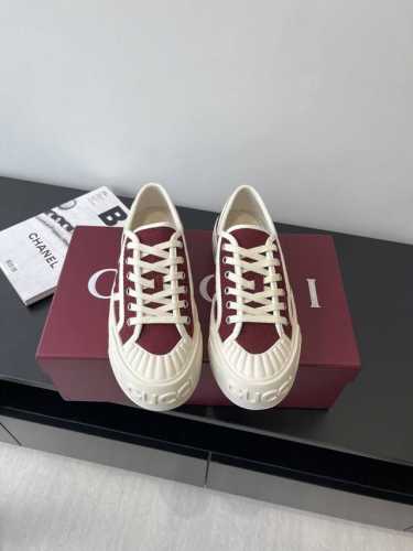 Gucci 25Ss新款Gg帆布鞋 休闲鞋 这款运动鞋 以标志性Gg帆布匠心打造 将典藏设计与现代美学巧妙糅于一体 大胆前卫的廓形配以 Gucci 印花压纹橡胶