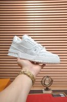 出厂价P 原版开发 品质出货 欢迎对比 Lv板鞋系列 Lv Trainer Maxi运动鞋将成衣系列的宽松廓形引入Virgilabloh笔下的Lvtrainer