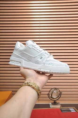 出厂价P 原版开发 品质出货 欢迎对比 Lv板鞋系列 Lv Trainer Maxi运动鞋将成衣系列的宽松廓形引入Virgilabloh笔下的Lvtrainer