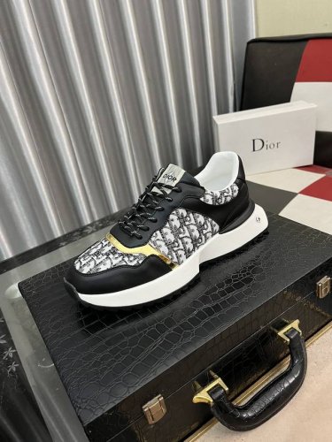 出厂价： Diro 迪奥 新款 最 新款精心打造，引爆全场！不断创新的国际品牌 此款男士低帮休闲鞋，原版版本，专柜一比一布料材质，皮垫脚橡胶大底，透气舒适以质量