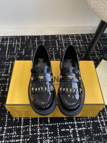 代购级 FENDI 芬迪 24ssFilo新款 粗跟 乐福鞋 配饰带和流苏细节，饰有金属selleria缝线，金属凸纹压花Fend* Roma字样。 后跟处饰超