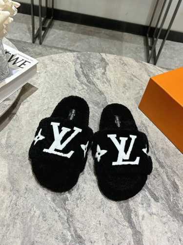 滴胶款 LV驴牌24ss新款羊毛拖鞋頂级品质纯皮毛一体羔羊毛打造！米超温暖的感觉，穿上仿佛踩在云朵上，精致高级！让这双毛拖身价陡增！鞋底是原版开模的防滑橡胶大底
