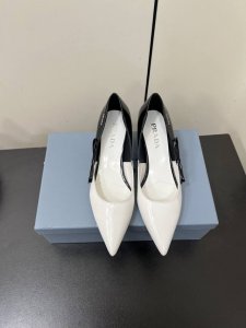 Prada 25ss 早春新款绝美尖头跟鞋 时尚界久违的极简之美经典时尚配色 毫不费力的优雅风来袭 时髦 精致 绝美 包头尖头 开边珠外穿时尚气质简约新款日常拖