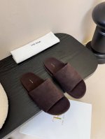the Row 25Ss 春夏新款简易皱面简易平底 夹脚拖鞋 therow一贯的极简风格 干净利落的版面设计 没有任何装饰 仅以设计为亮点 凸显气质和彰显个性