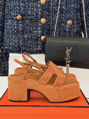 厂价 Hermès 爱马仕经典H厚底凉鞋依旧是永恒经典的H造型 极约复古的设计 浓厚的异域风情厚底在拉长腿方面真的yyds百搭舒适 上脚秒变大长腿！面料采用进口